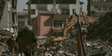 Deprem-Bolgesinde-Yeniden-Insa-Avrupa-Ulkesi-Buyuklugunde-Alan-Ayaga-Kaldirildi-featured