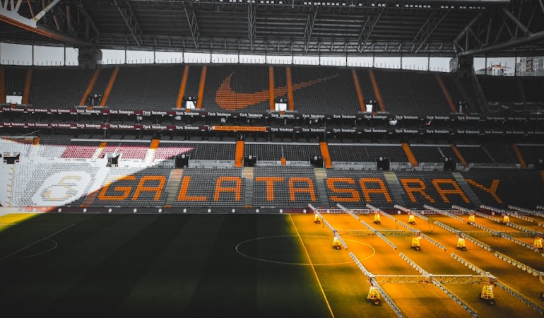 Galatasaray-RAMS-Park8217ta-24.-Sampiyonluk-Tacini-Giydi-featured